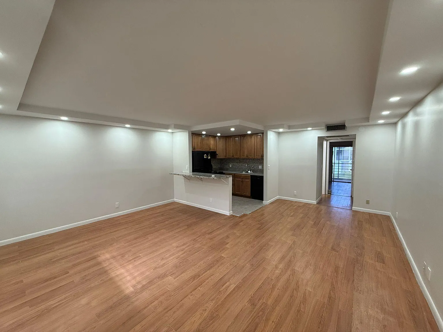 1 bed, 1.5 bath, 756 sqft, $1,550 — Photo 2