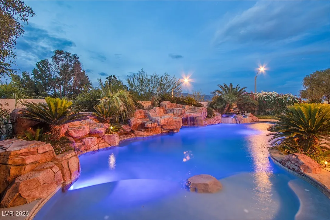 5 bed, 4.5 bath, 4964 sqft, $9,000 — Photo 3