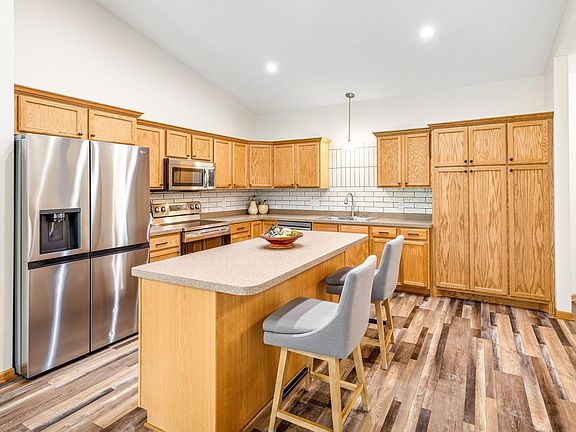 3rd image of 605 Amber Ln
