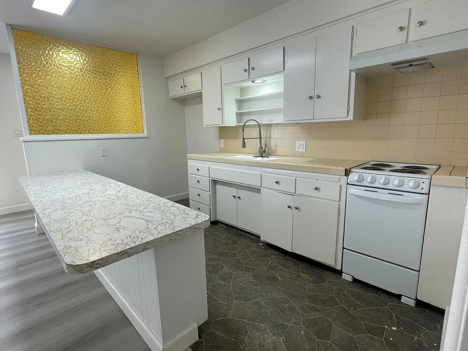 2 bed, 700 sqft, $2,100 — Photo 2