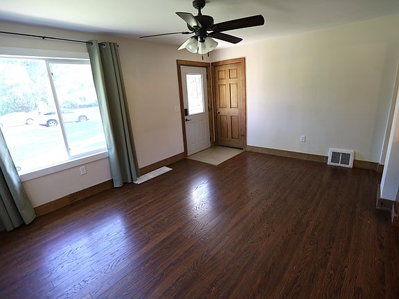 4th image of 736 Summer St