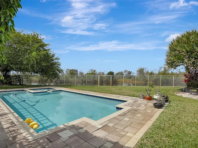 1653 Winterberry Ln — Photo 25