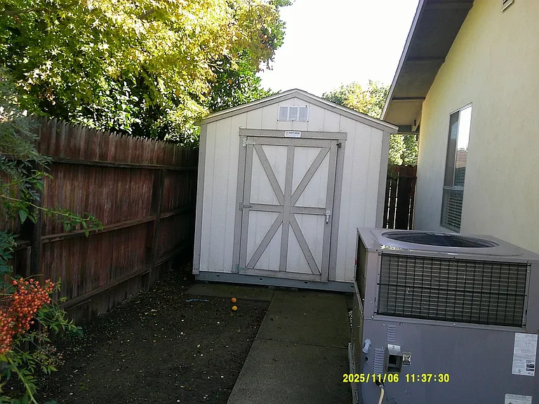 390 S Almond St — Photo 46