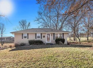 327 Lincoln Dr, Gower, MO 64454