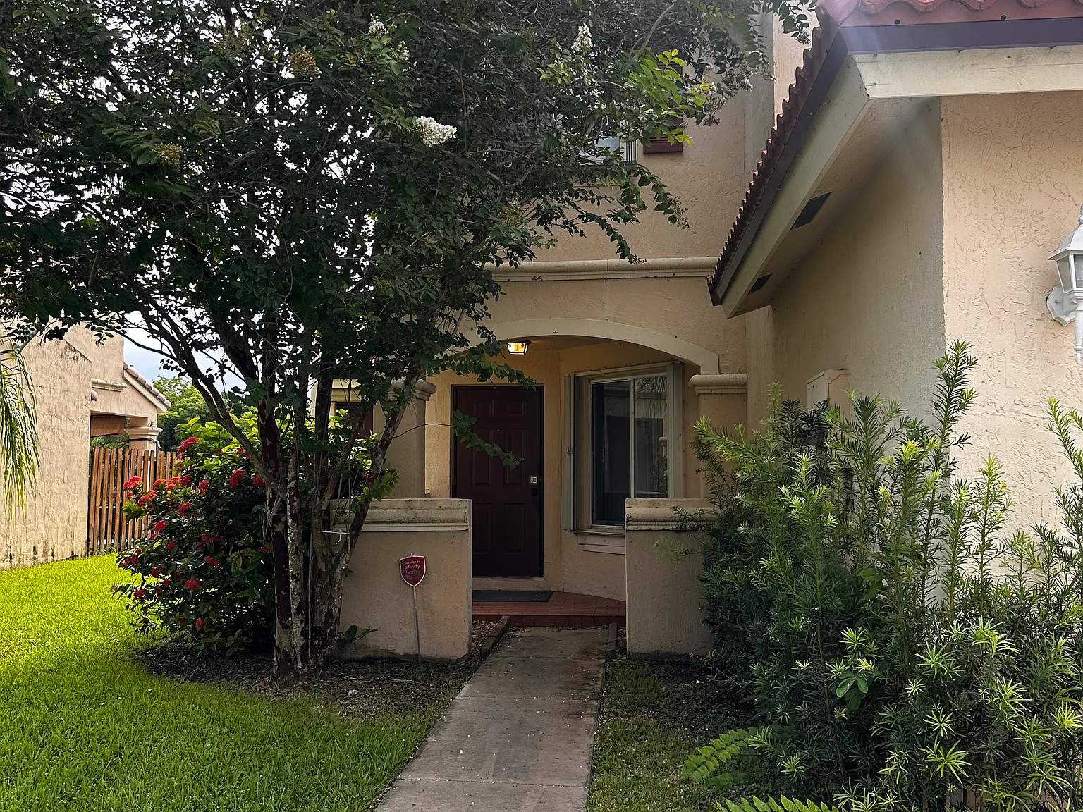 3 bed, 2.5 bath, 1667 sqft, $3,200 — Photo 2