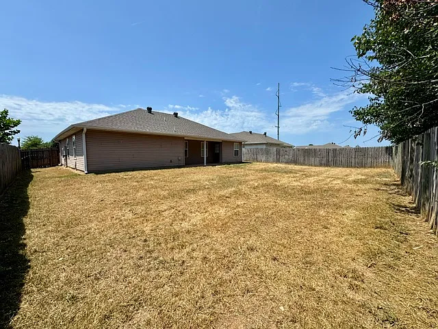 807 SW River Rock St — Photo 18
