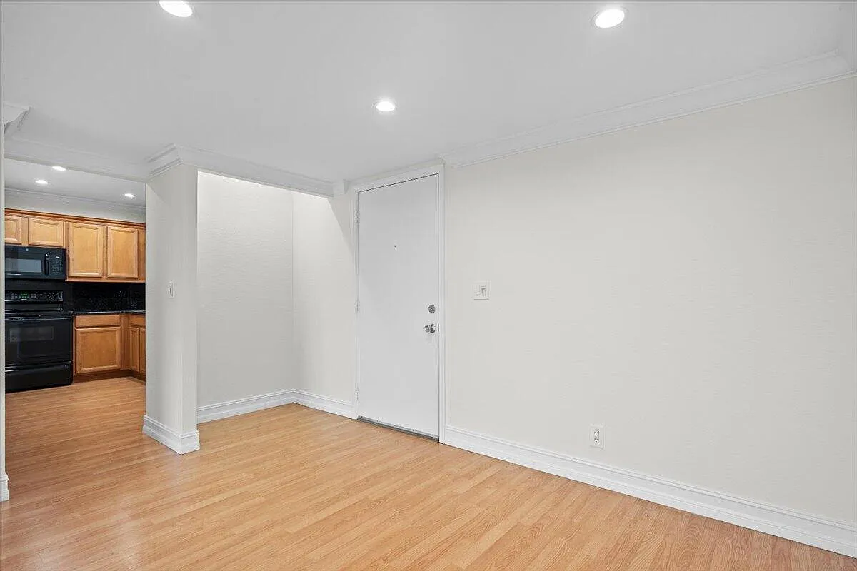 2 bed, 2.0 bath, 888 sqft, $2,000 — Photo 2