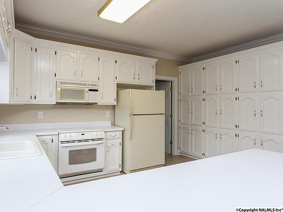 5th image of 115 Fox Hollow Dr