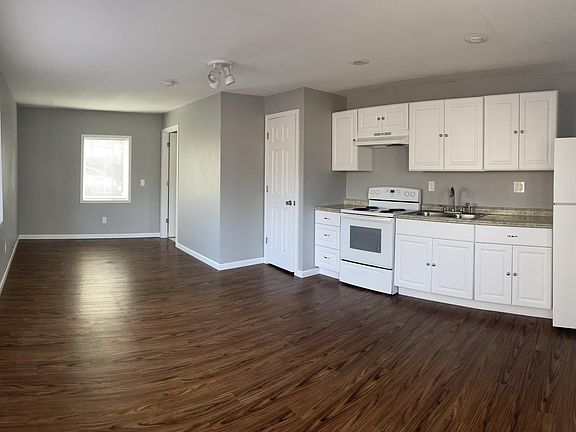 4th image of 3228 SE Rockwood St