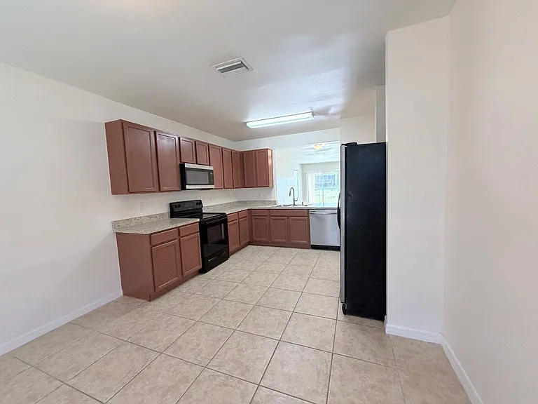 1621 SW 10th Ave — Photo 4