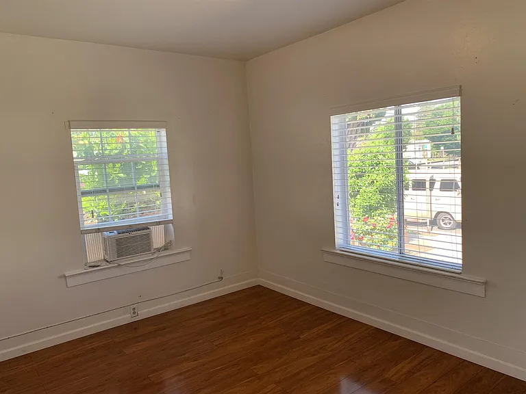 211 Waverly St — Photo 9