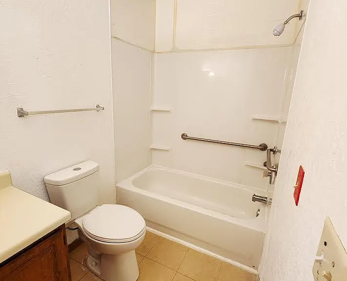 236 Ashwood Dr #C — Photo 2