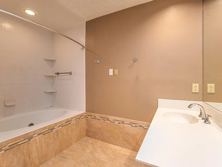 3927 Pleasant Valley Dr — Photo 32