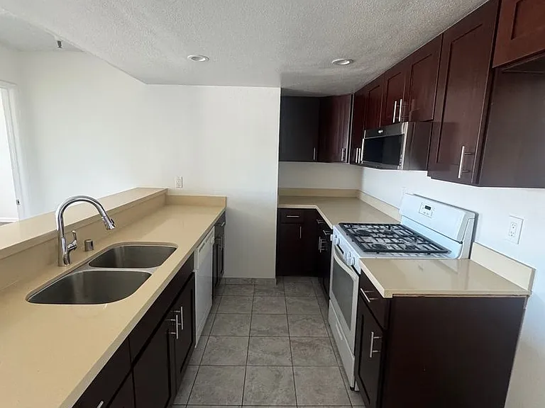 B & B Apartments — Photo 31