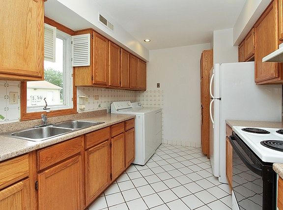 3rd image of 1194 E Barberry Ln #27E