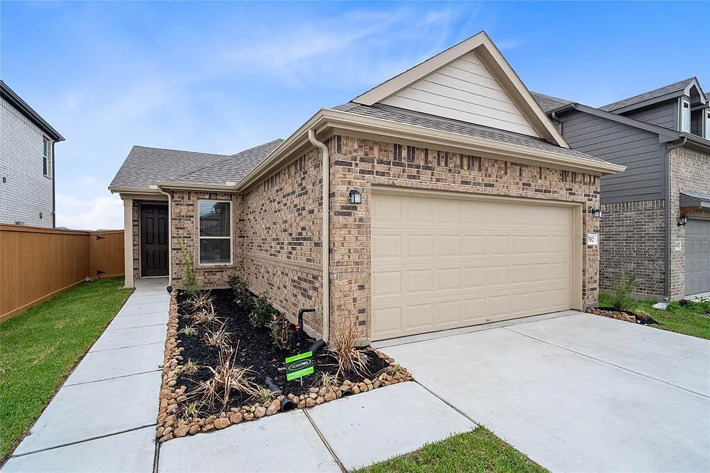 3 bed, 2.0 bath, 1600 sqft, $2,300 — Photo 2