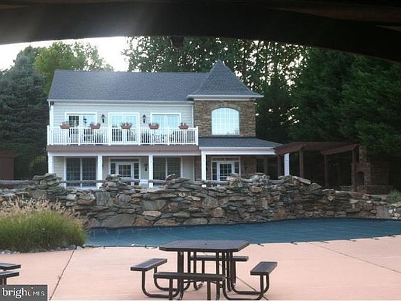 3rd image of 135 Shinnecock Hl