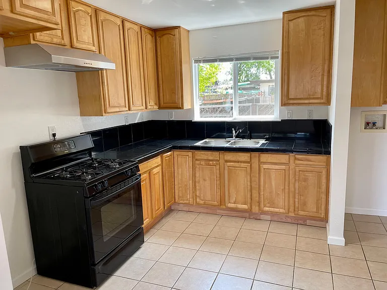 733 S Oak St #B — Photo 3