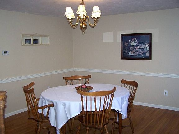 4th image of 60 Sheri Ln