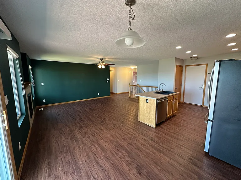 585 SE Crabapple Dr — Photo 3