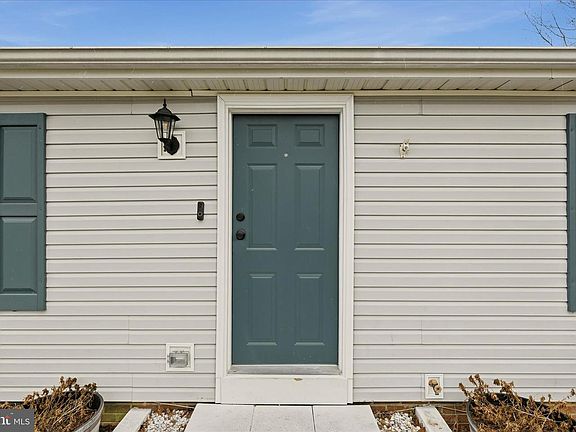 5th image of 1068 Teal Rd N