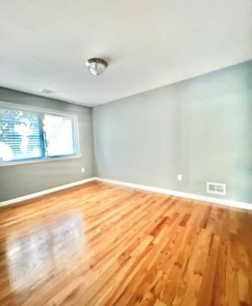 5th image of 885 N Railroad Ave