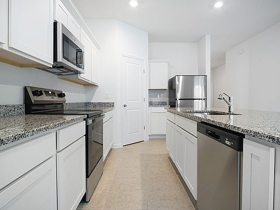 4th image of 2831 Poppy Ave