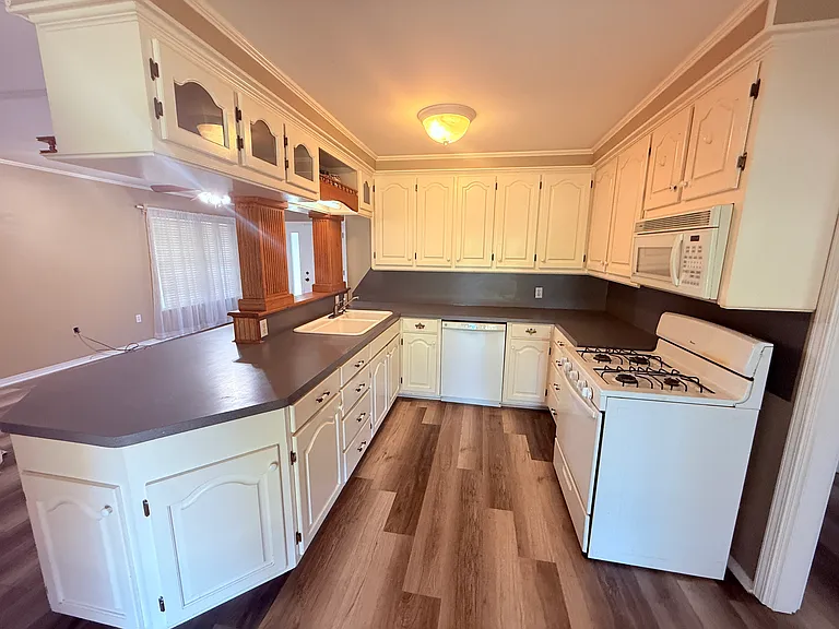 413 Lynn St — Photo 10