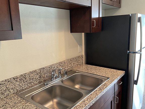 5th image of 1033 Southwood Dr APT C