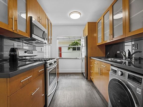 5th image of 846 Jefferson Ave APT 8