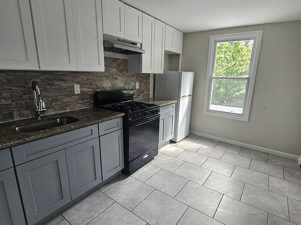 1st image of 540 N Grove St Floor 3