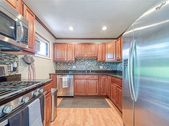 3rd image of 407 Lincolnshire Dr