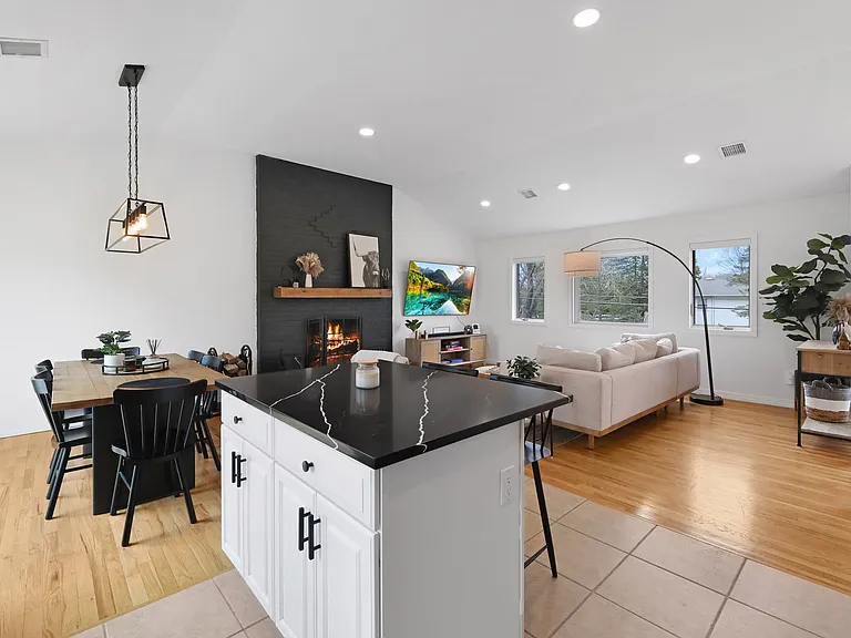 485 Sutton Pl — Photo 16