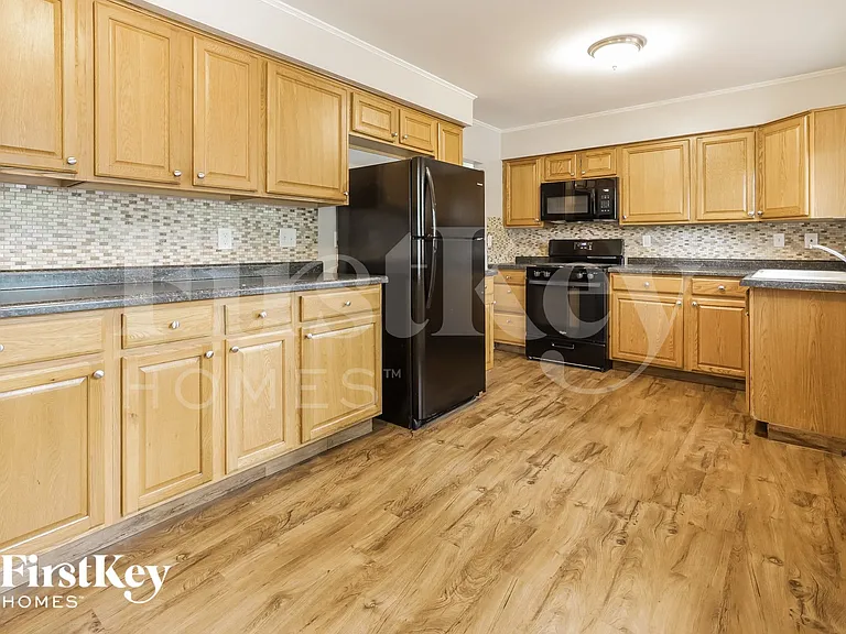 222 Pacific Dr — Photo 6