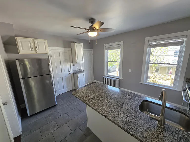 61 Magnolia St 2ndflr 2b/1b Updated! 1catok Laundry! Prkg Storage! — Photo 4