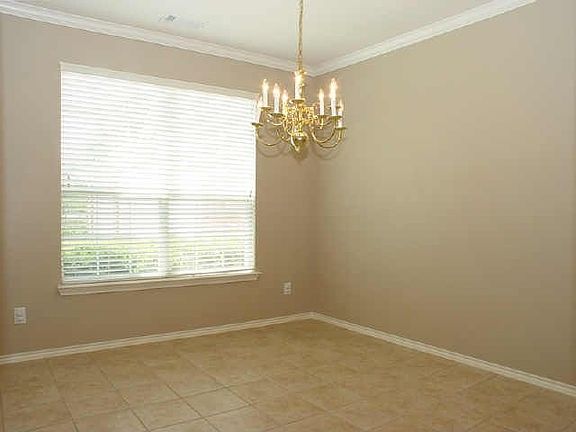 5th image of 2413 Warwick Cir