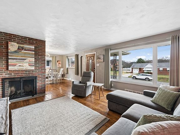 2nd image of 2208 Hemlock Dr