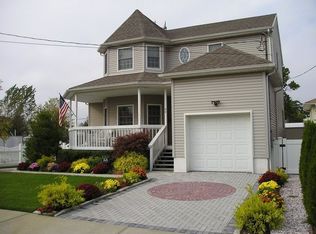 84 President St, Freeport, NY 11520