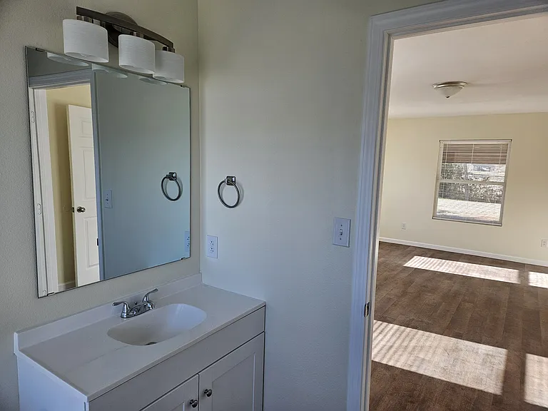 302 N Main St — Photo 16