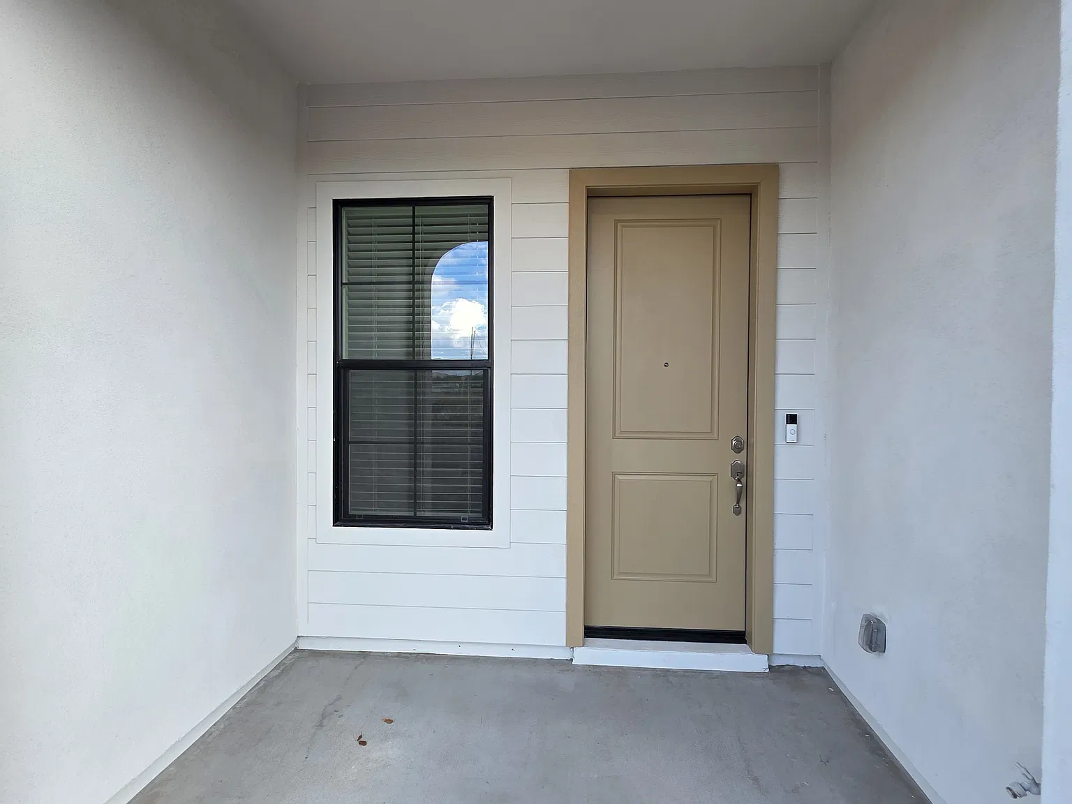 3 bed, 2.5 bath, 1818 sqft, $2,110 — Photo 2