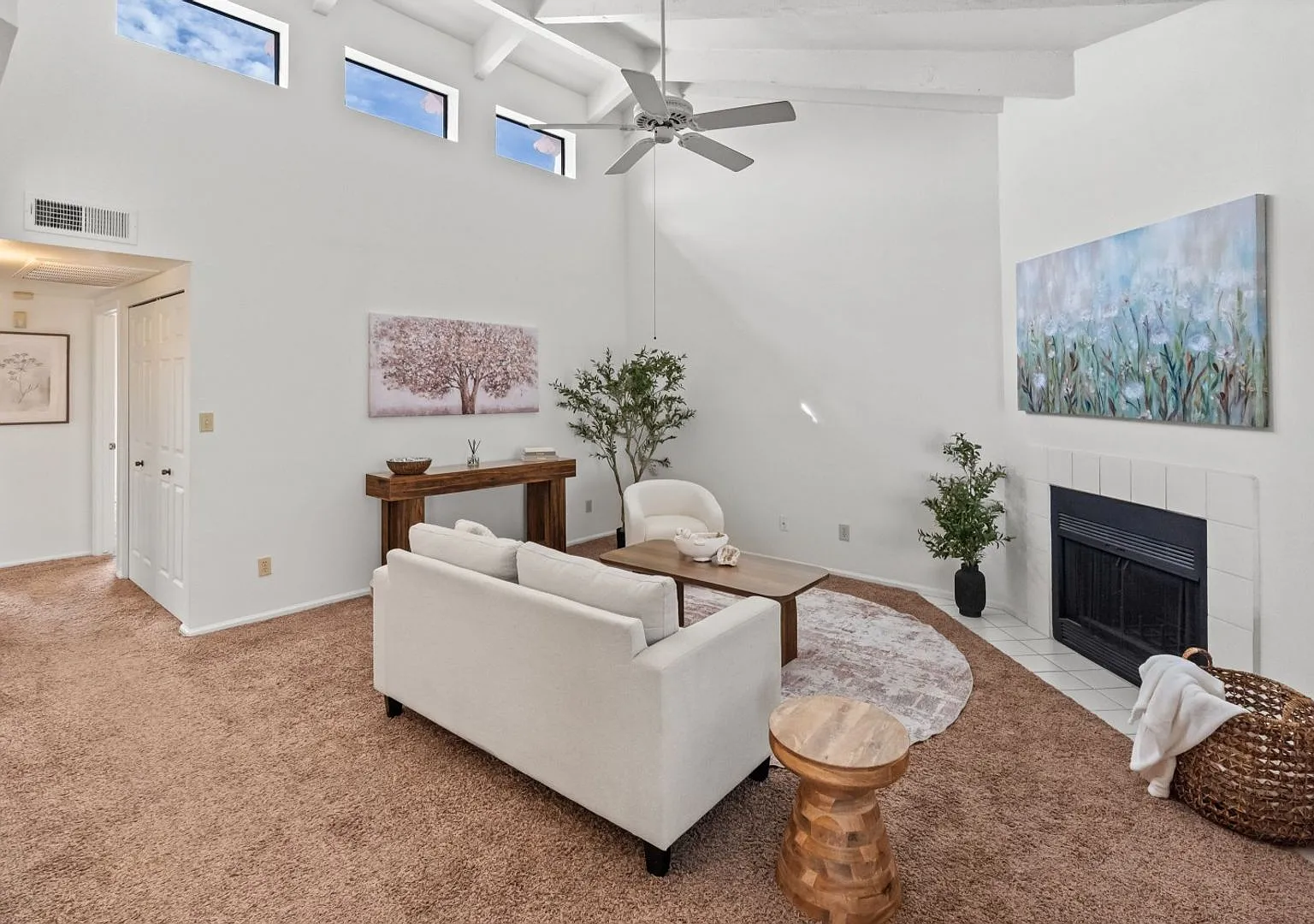 Spacious 2 Bedroom, 2 Bathroom Condo — Photo 3