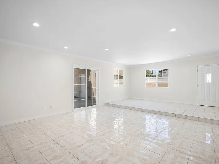 6607 Riverton Ave — Photo 16