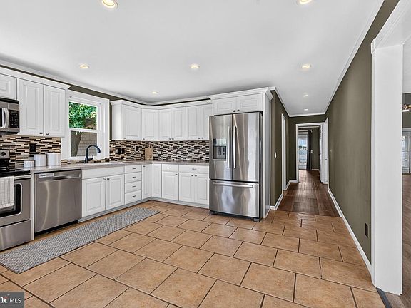 4th image of 3704 Edgewater Pl