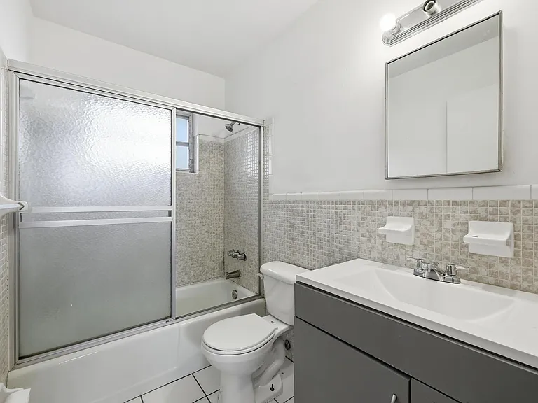 full bath with sink and shower/bathtub combo