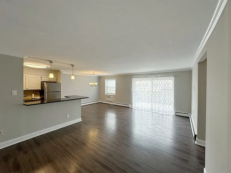 Pembroke Apartments — Photo 9
