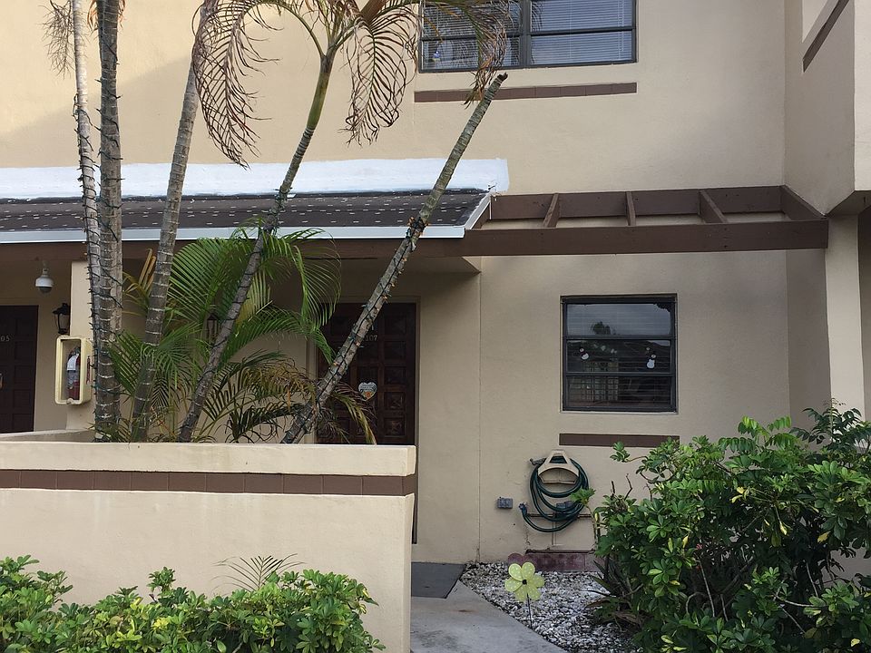 FRONT ENTRANCE PARK IN FRONT