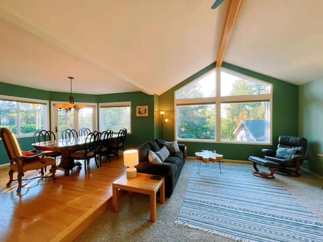 4 bed, 2.5 bath, 3200 sqft, $3,600 — Photo 3