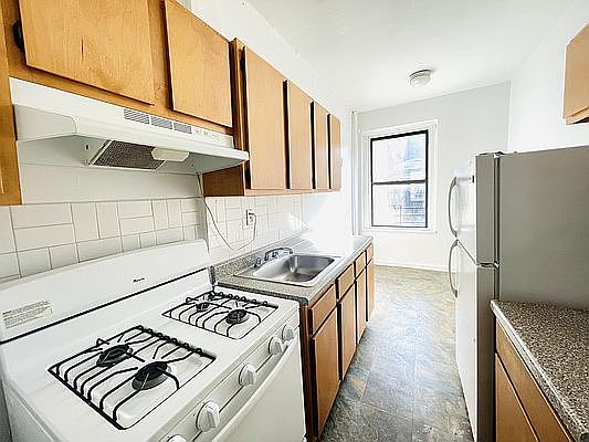 5th image of 4877 Broadway APT 6G