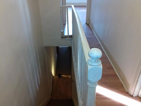 3rd image of 819 E Woodlawn Ave