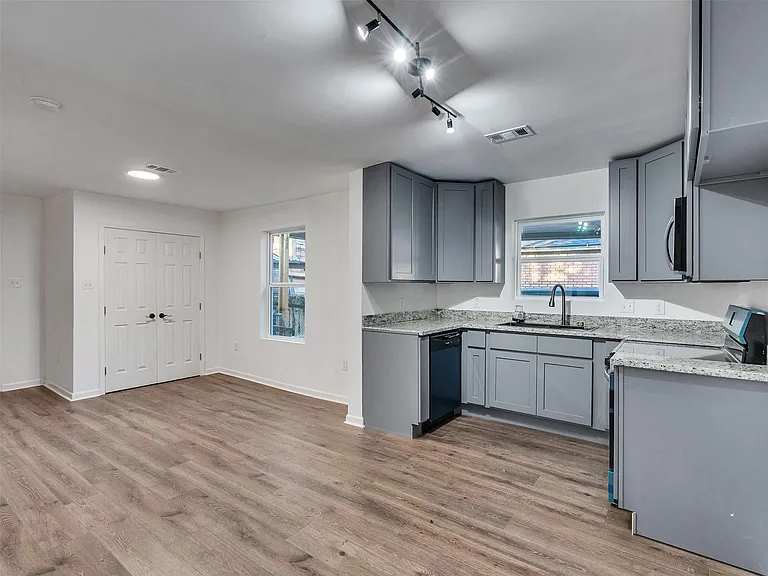 2416 Cumberland St — Photo 3